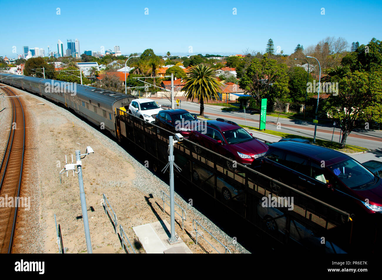 Il trasporto del veicolo Sul treno Foto Stock