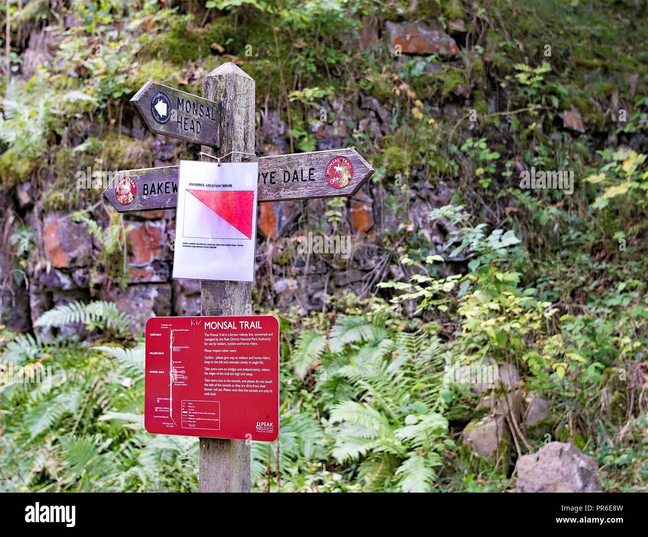 Segnaletica per un popolare percorso ciclabile e di attività ricreative ramble noto come Monsal Trail. Foto Stock