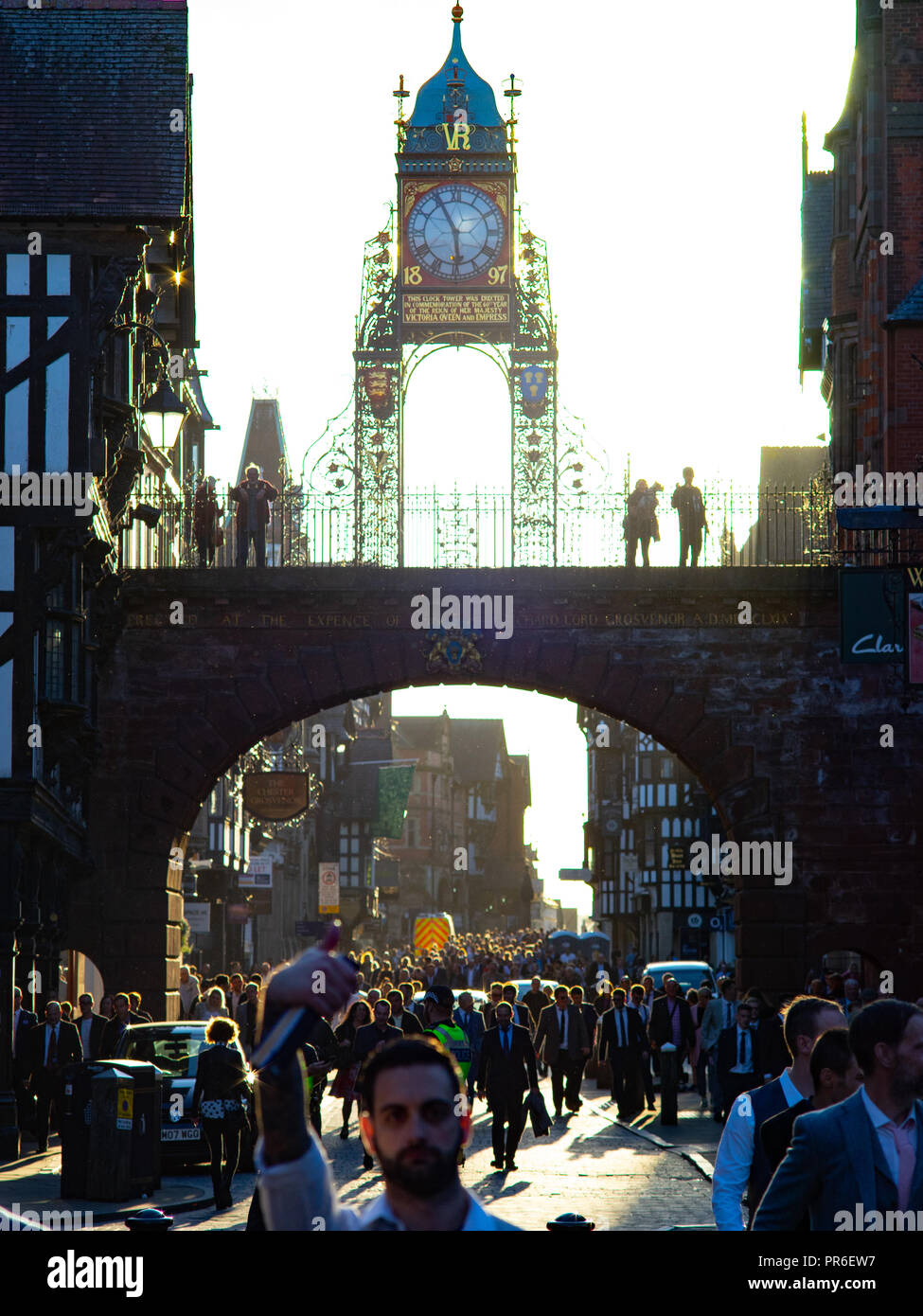 Un occupato Eastgate Street a Chester il giorno della gara. Immagine presa nel settembre 2018. Foto Stock