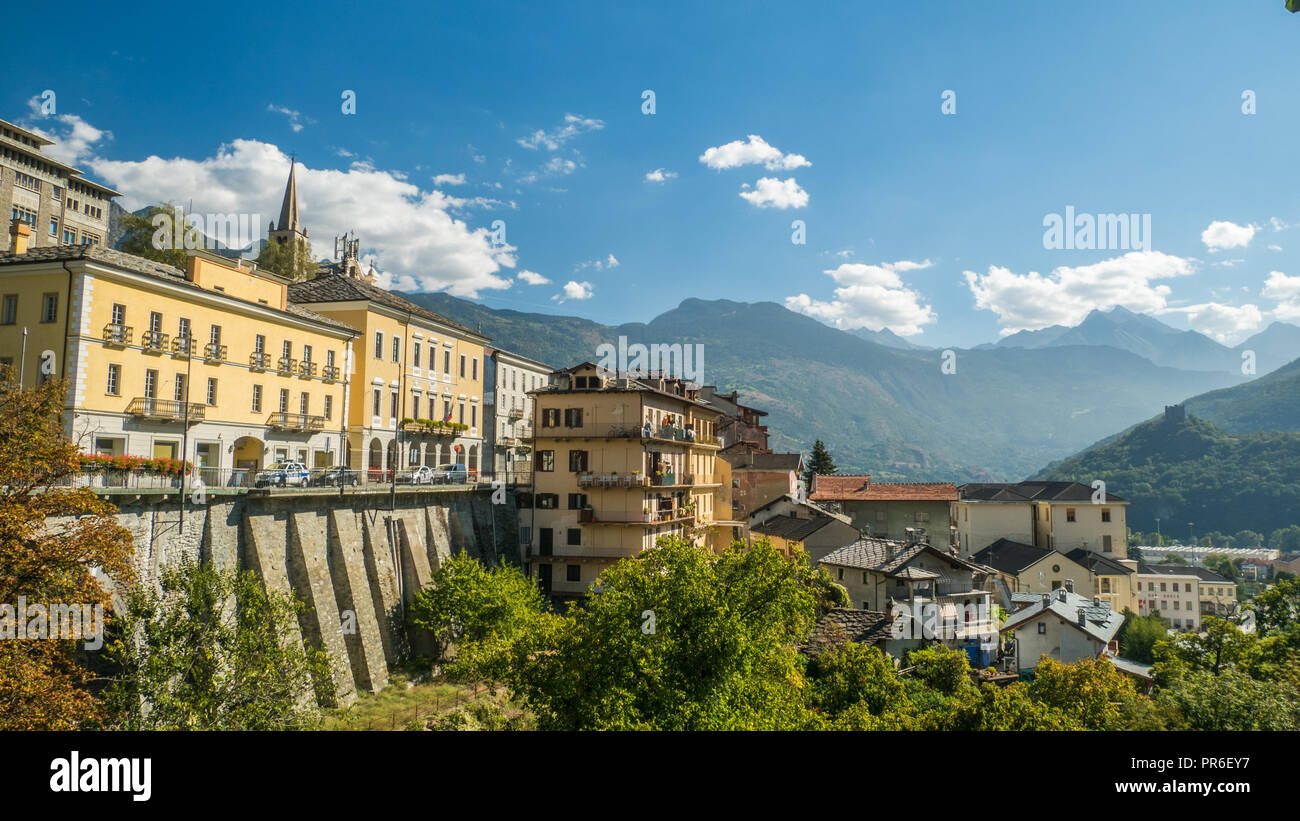 Chatillon, una cittadina nella valle d'Aosta NW Italia Foto Stock