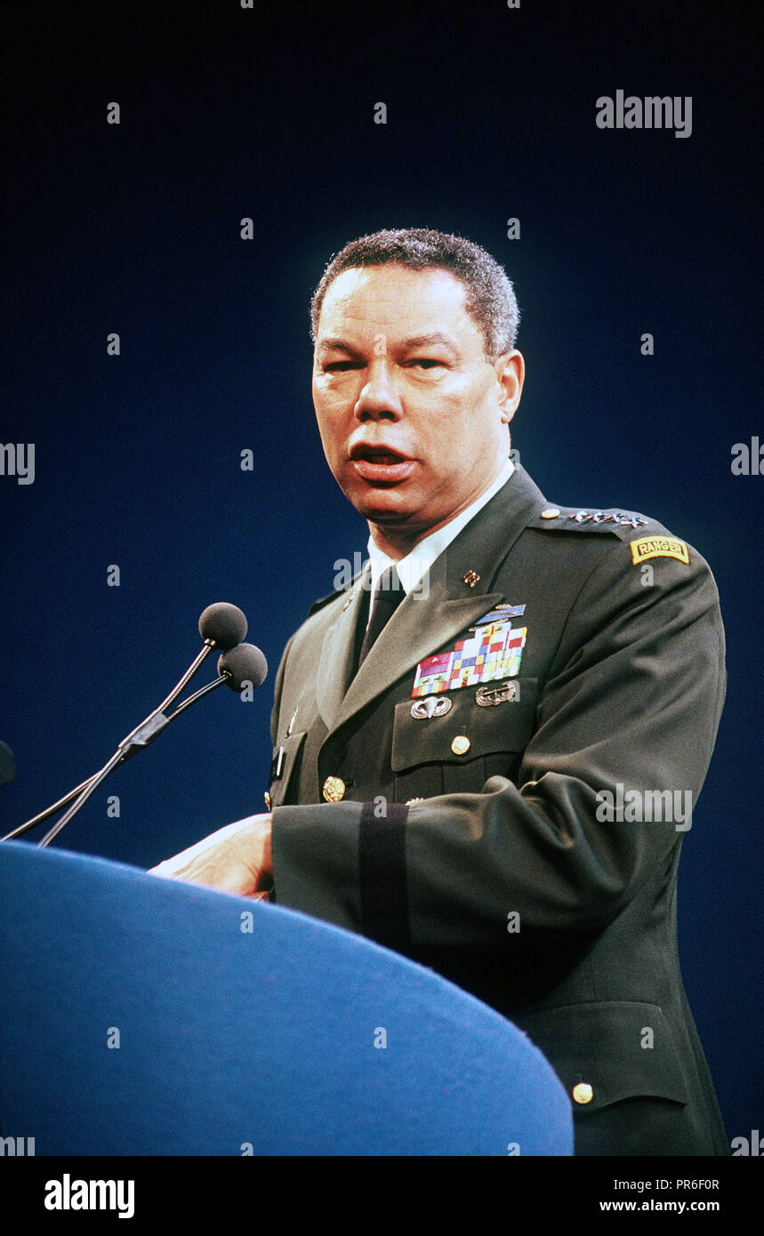 General Colin Powell, Presidente Comune di capi di Stato Maggiore, affrontando gli spettatori e i giornalisti ad una speciale cerimonia di premiazione che precede la Welcome Home celebrazione in onore delle forze della coalizione che servita nella tempesta del deserto. Foto Stock