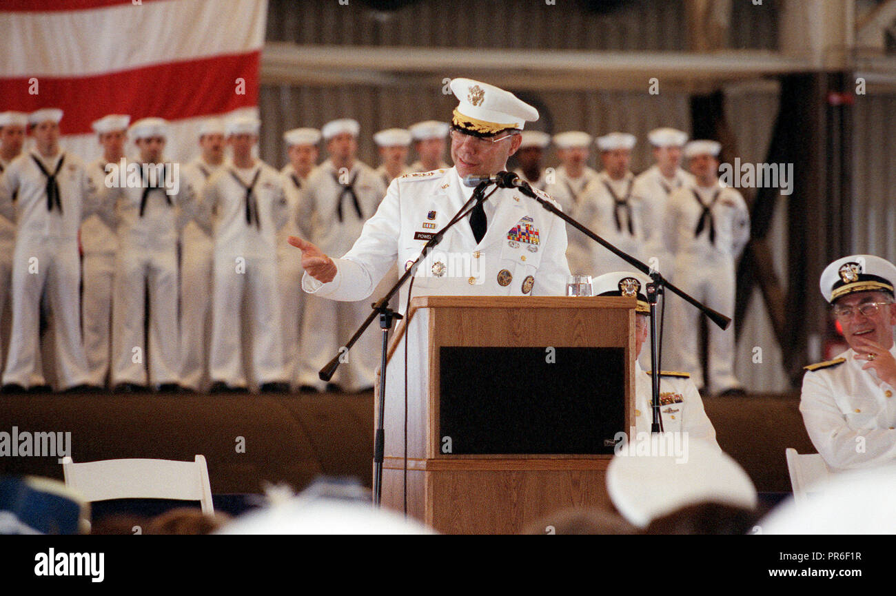 General Colin Powell, presidente del Comune di capi di Stato Maggiore, parla durante la cerimonia di commemorazione per il 3000esimo deterrente strategico patrol completato dalla Marina Militare's Submarine Force. La sorveglianza è stata completata dal Tennessee. Foto Stock