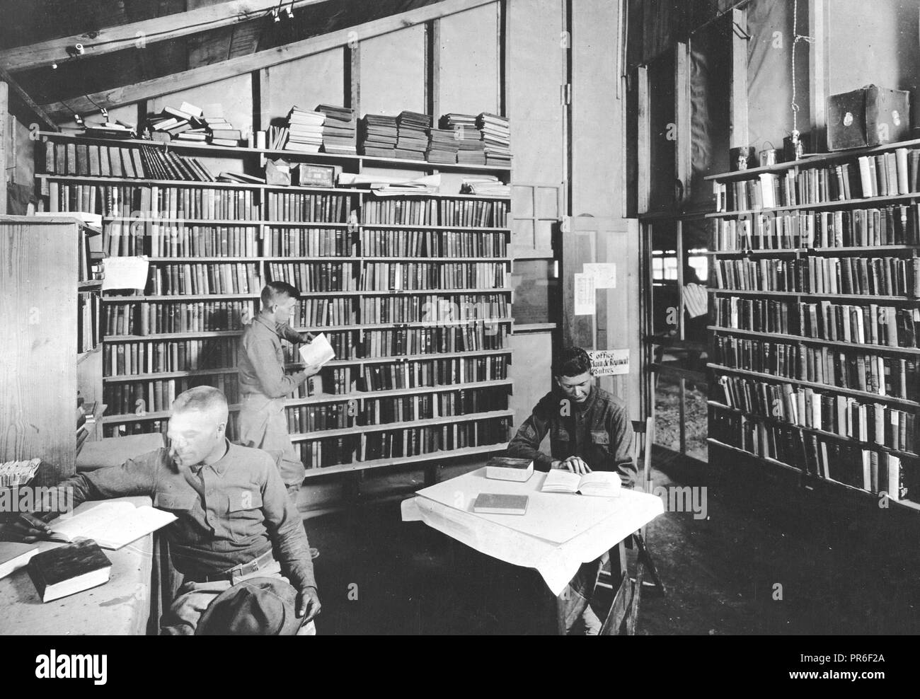 1918 o 1919 - Interno della biblioteca, Ft. Bliss Foto Stock