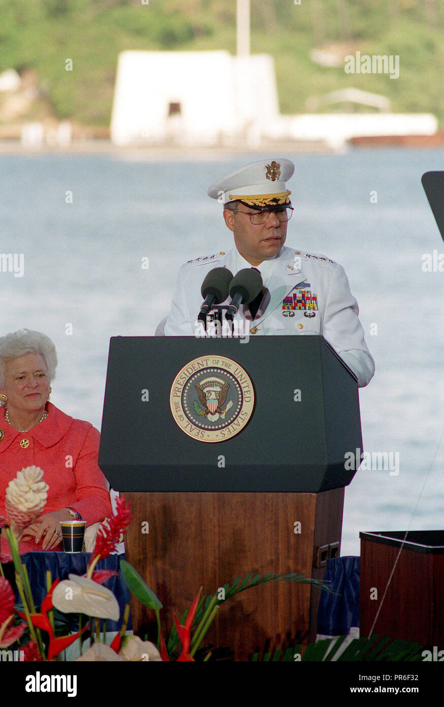 General Colin Powell L., Presidente del Comune di capi di Stato Maggiore, parla al chilo 8 Pier durante una celebrazione del cinquantesimo anniversario dell'attacco giapponese a Pearl Harbor. Foto Stock