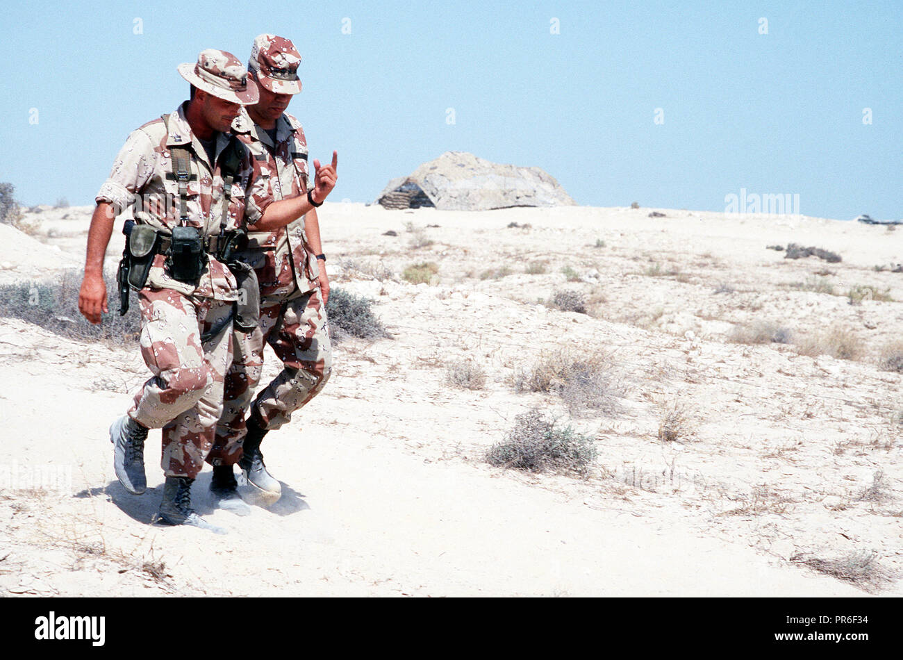 General Colin Powell, presidente del Comune di capi di Stato Maggiore, tours strutture militari durante operazione Desert Shield. Foto Stock