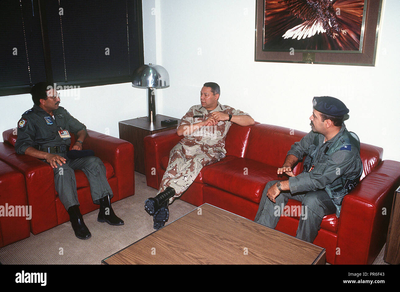 Gen. Colin Powell, presidente del Comune di capi di Stato Maggiore, conferisce con Saudi Arabian piloti durante operazione Desert Shield. Foto Stock