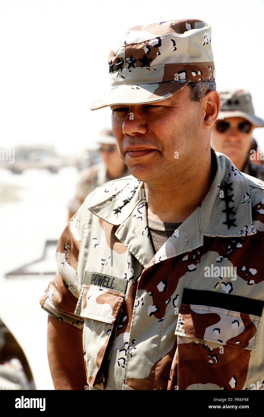 Una vista ravvicinata di General Colin Powell, presidente del Comune di capi di Stato Maggiore, come egli tours strutture militari durante operazione Desert Shield. Foto Stock