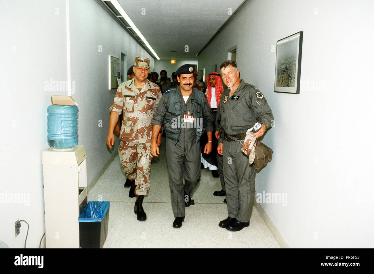 Gen. Colin Powell, presidente del Comune di capi di Stato Maggiore, cammina con un saudita mentre pilota touring strutture militari durante operazione Desert Shield. Foto Stock