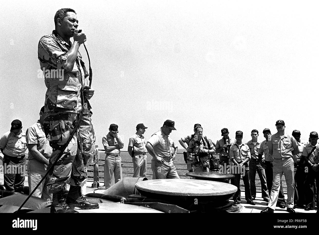 Gen. Colin Powell, presidente del Comune di capi di Stato Maggiore, indirizzi di membri di equipaggio durante una visita a bordo della nave da guerra USS WISCONSIN (BB-64) durante l'Operazione Desert Shield. Foto Stock