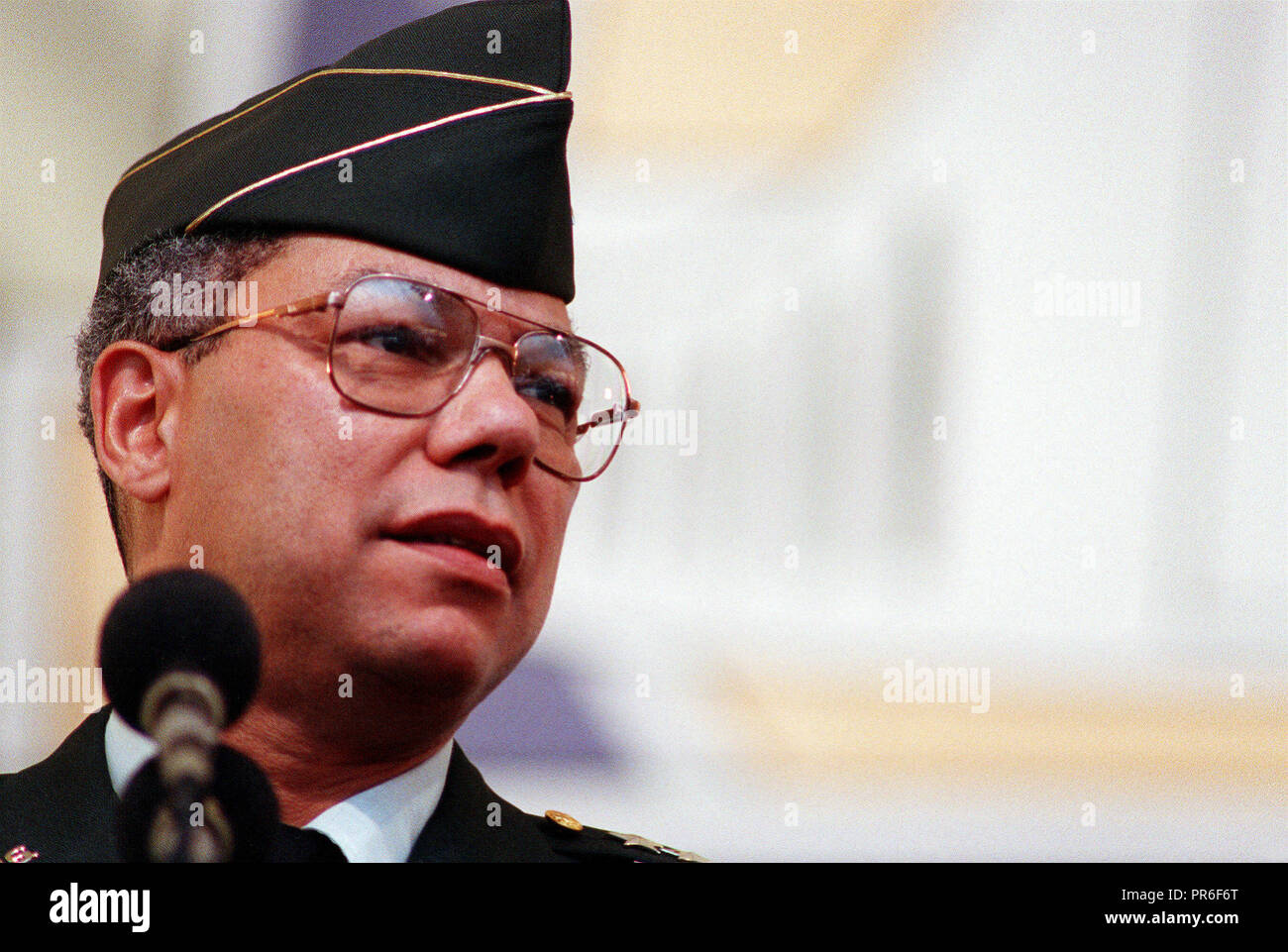 General Colin Powell, presidente del Comune di capi di Stato Maggiore, pause durante il suo discorso alla cerimonia del tramonto per Pearl Harbor superstiti presso l'Arizona Memorial del Centro Visitatori. La cerimonia è parte del giorno lungo osservanze per la commemorazione del cinquantesimo anniversario dell'attacco giapponese a Pearl Harbor. Foto Stock