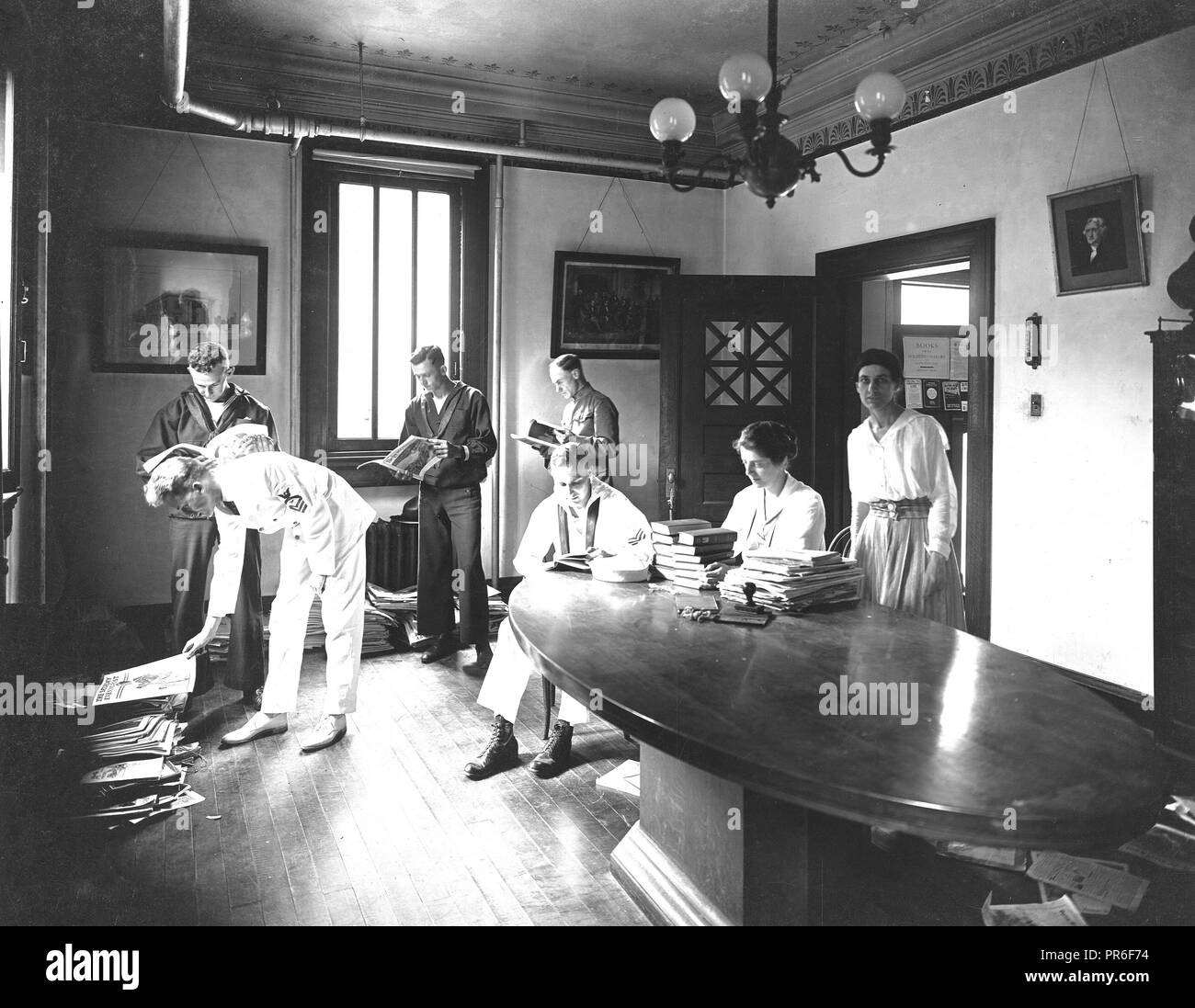 1918 - ripostiglio; riviste e libri per gli uomini del servizio di biblioteca pubblica, Norfolk, VA Foto Stock