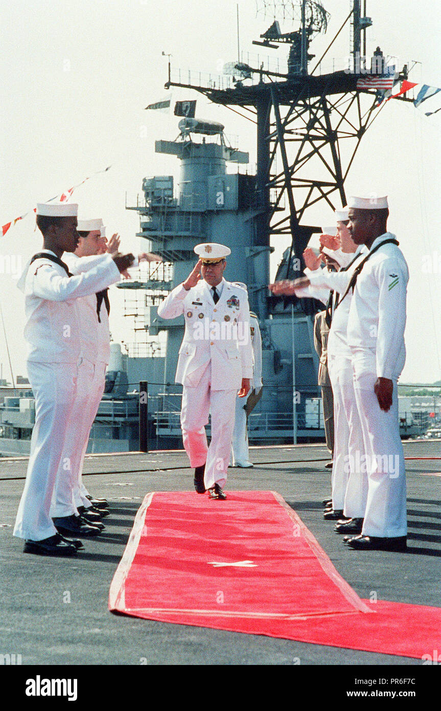 Sideboys salutate come gen. Colin L. Powell, STATI UNITI D'AMERICA, presidente Comune di capi di Stato Maggiore, arriva per la modifica del comando cerimonia durante la quale Adm. Leon A. Edney sostituirà Adm. Frank B. Kelso II come comandante in capo, U.S. Comando atlantico. La cerimonia si svolgerà a bordo della portaerei USS John F. Kennedy (CV-67). Più tardi nel giorno, Kelso assumerà la carica di Capo di operazioni navali da parte di ADM. Carlisle A.H. Trost nel corso di una cerimonia presso l'U.S. Accademia Navale. Foto Stock