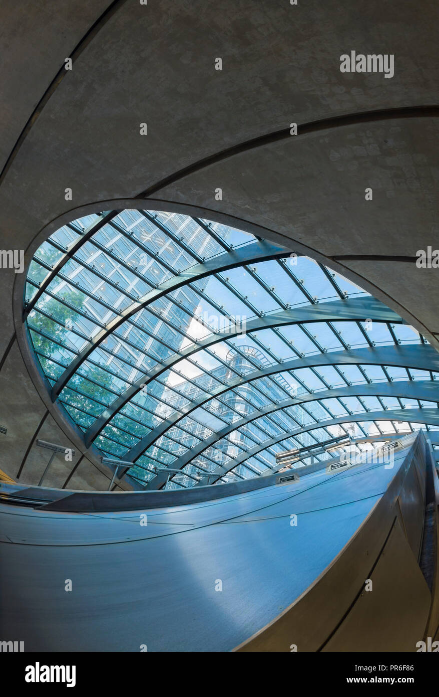 Interno della stazione di wharf di canary immagini e fotografie stock