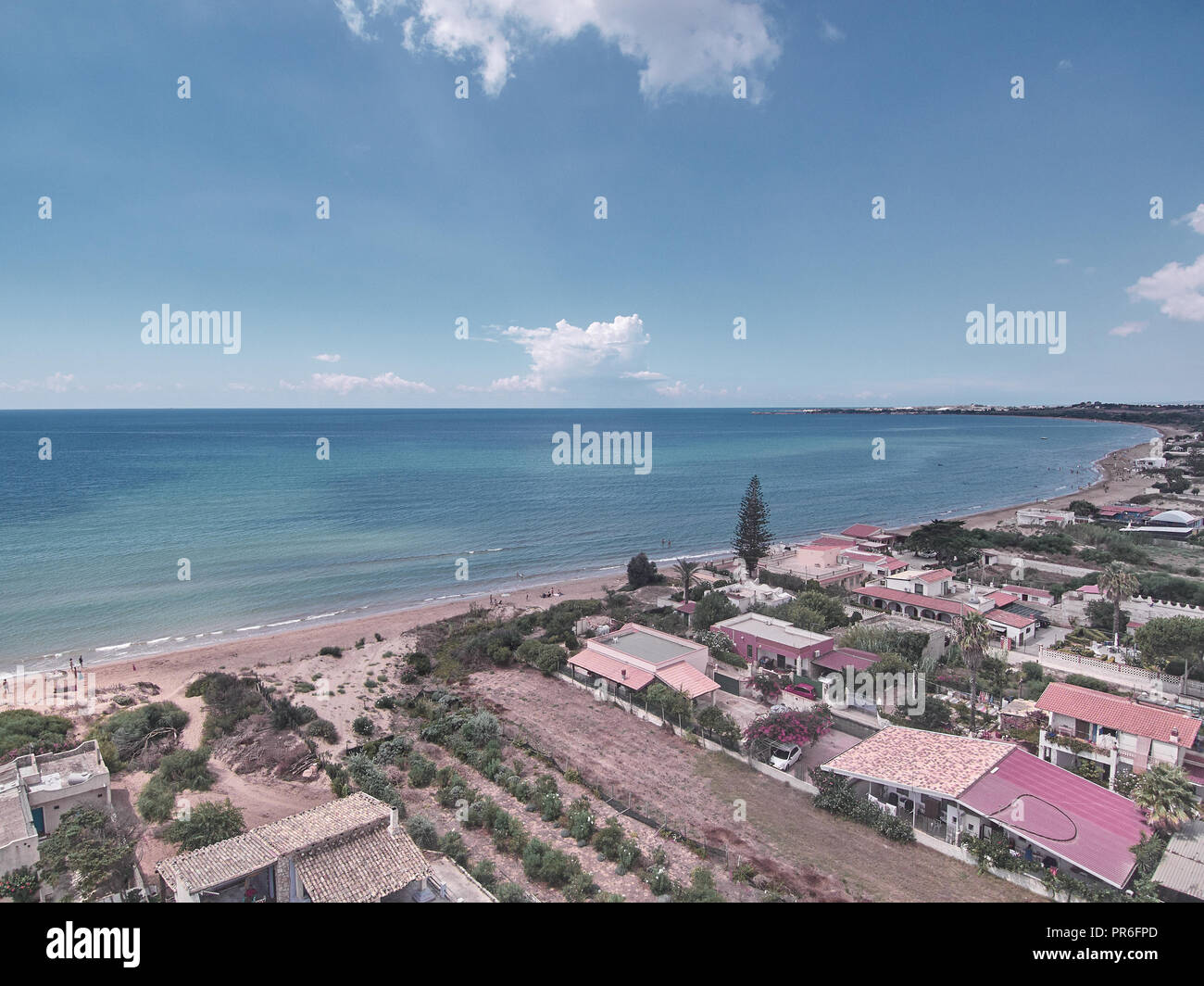 Vista aerea della spiaggia di granelli, siciliano luogo balneare Foto Stock