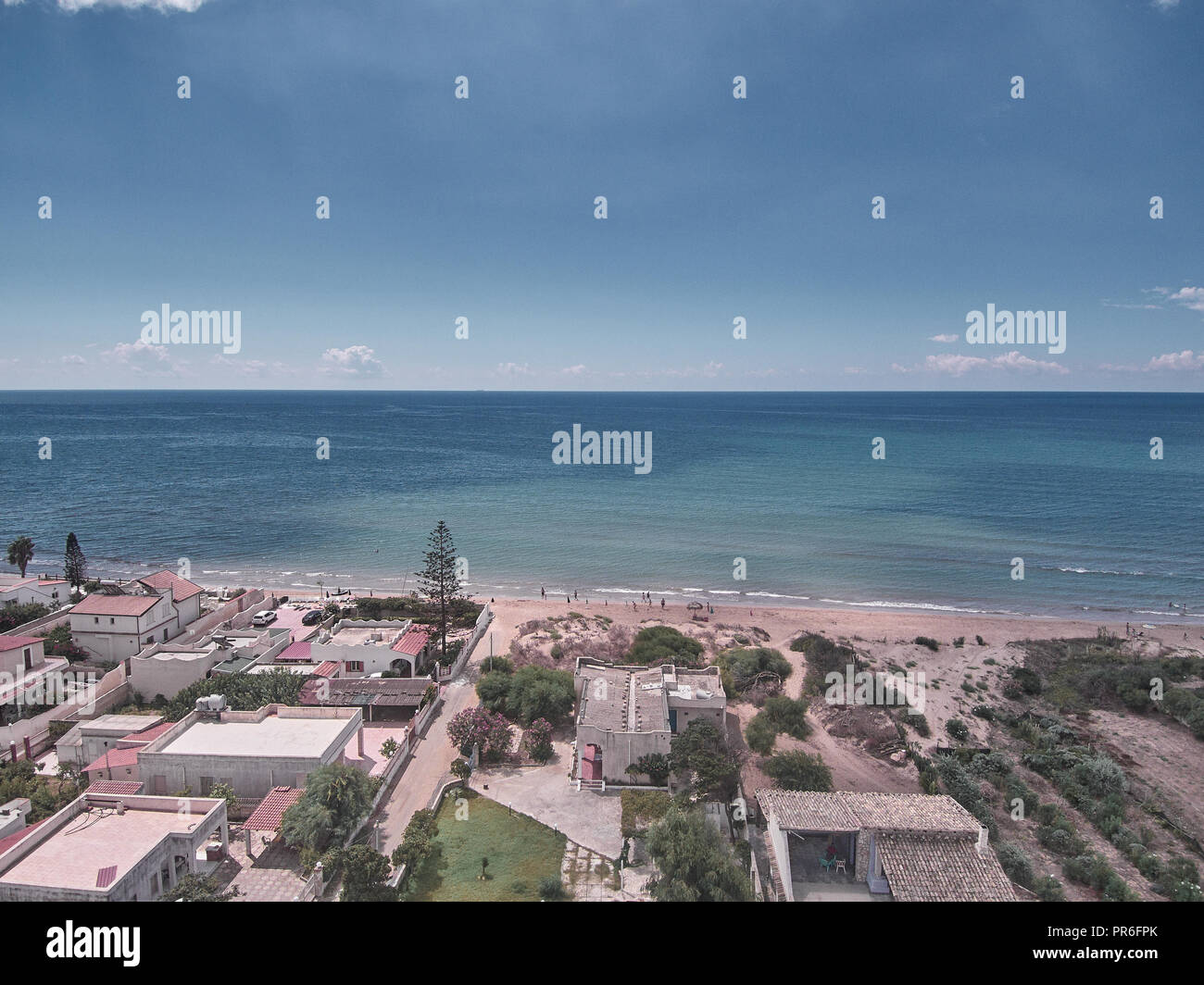 Vista aerea della spiaggia di granelli, siciliano luogo balneare Foto Stock