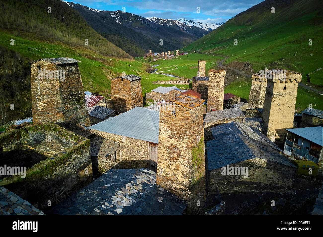 La Georgia, Svaneti, Ushguli, il villaggio più alto d'Europa con le loro torri chiamato Koki Foto Stock