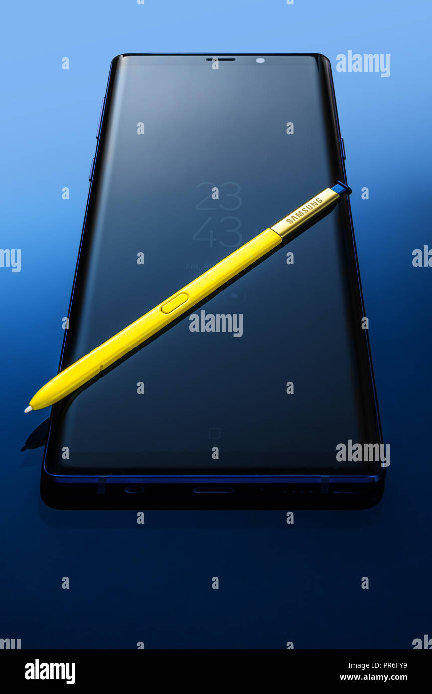 Varna, Bulgaria - Agosto 24, 2018: Studio shot di un nero Samsung Galaxy Nota 9 smartphone, con 12 MP, f 1,5, 26mm e 12 MP, f 2,4 52 mm Camer Doppia Foto Stock
