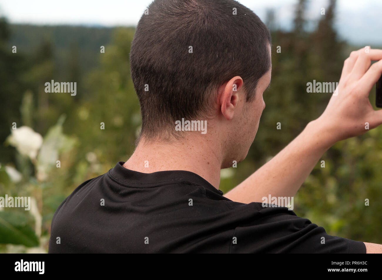 Giovane uomo sta immagine s sul telefono Foto Stock