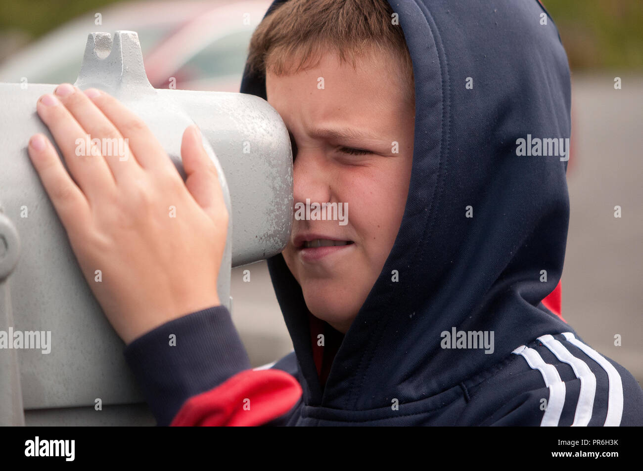 Ragazzo che guarda attraverso il telescopio al Denali Foto Stock