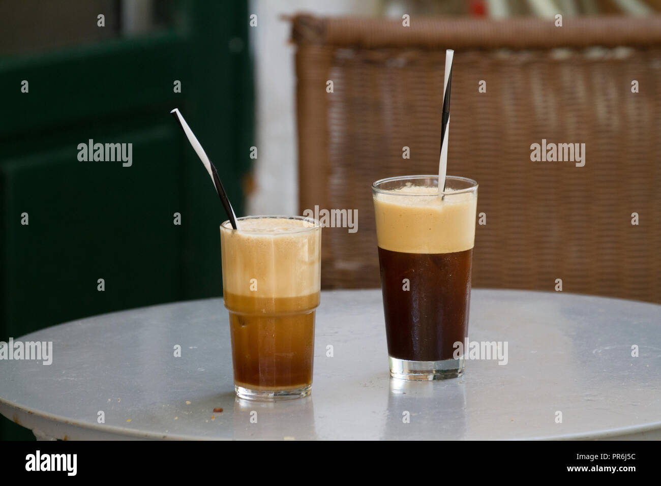 Caffè in bicchieri, con cannucce, in attesa di essere bevuto Foto Stock