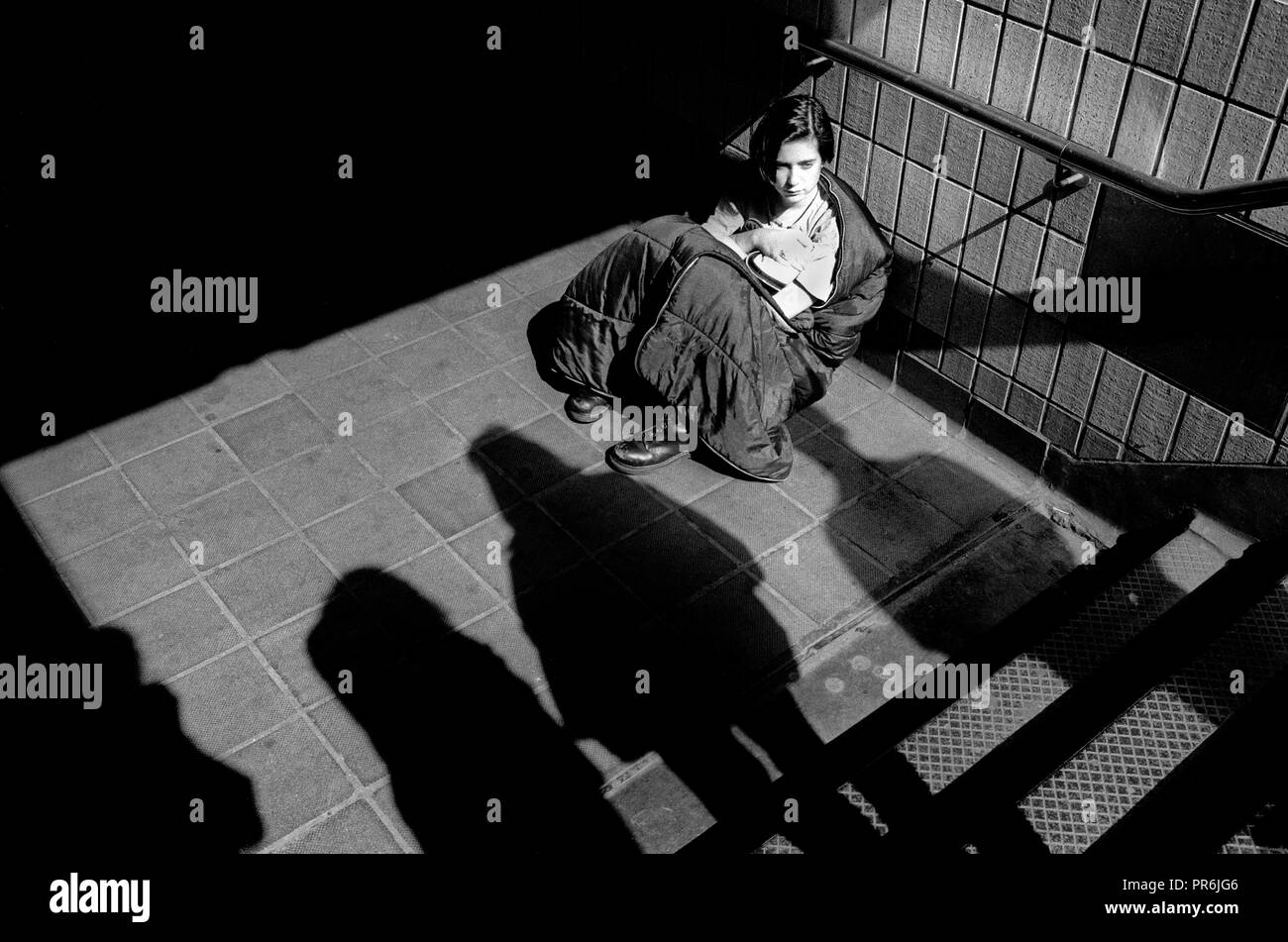 Ragazza giovane, senzatetto, Charing Cross, London , REGNO UNITO, degli anni novanta Foto Stock