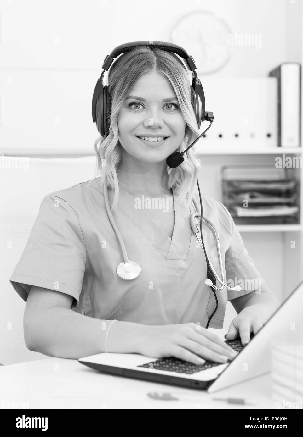 Specialista attento del medico del centro di chiamata nelle cuffie in ufficio Foto Stock