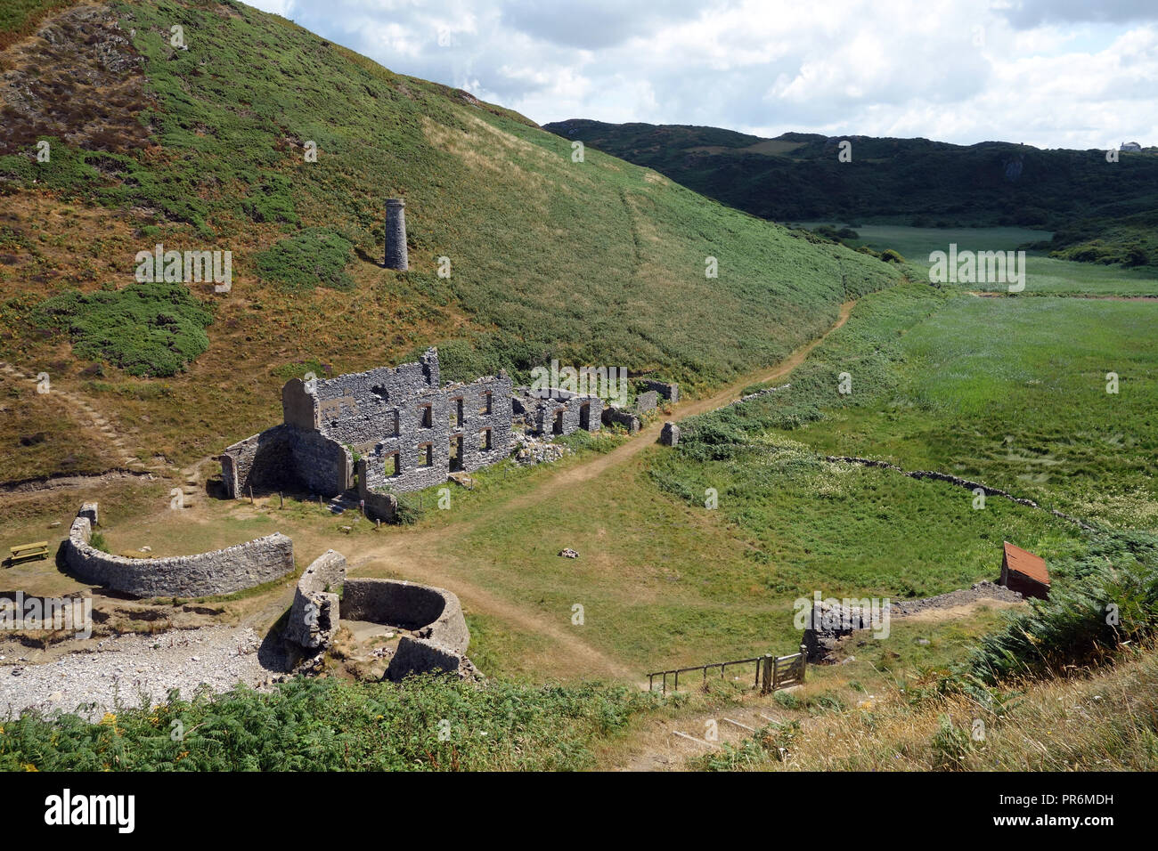 Le vecchie mura abbandonate della porcellana Llanlleiana opere su isola di Anglesey sentiero costiero in Galles, NEL REGNO UNITO. Foto Stock