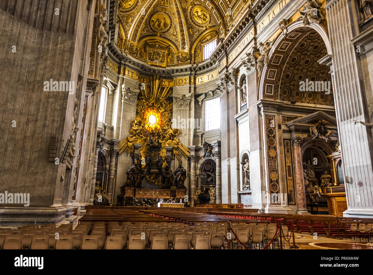 Vaticano - Il Mese di Agosto 24, 2018: la Cattedra di san Pietro nella Basilica di San Pietro e Città del Vaticano Foto Stock