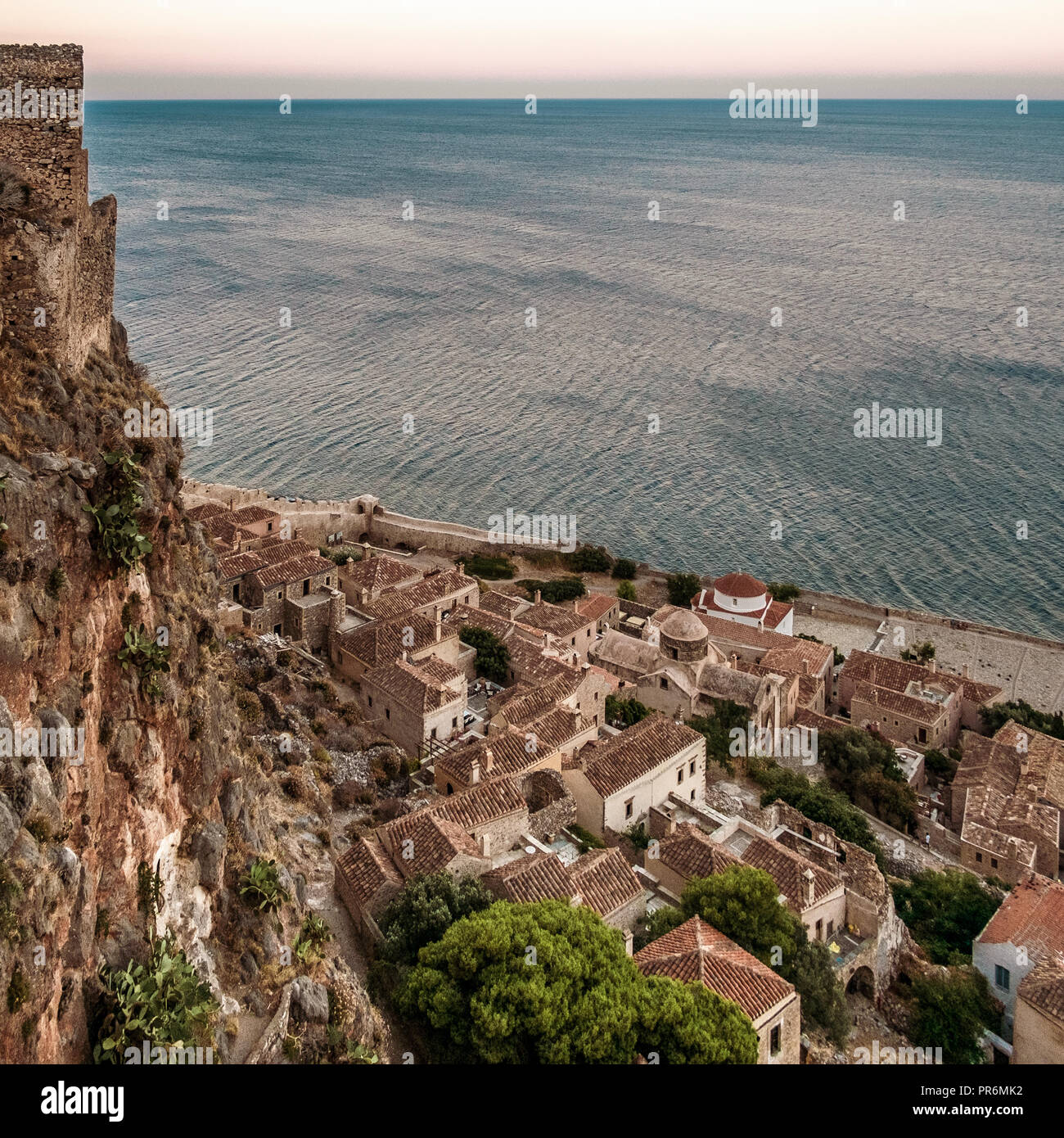 Vista da sopra dell'antico borgo medievale di Monemvasia, Peloponneso e Grecia. Foto Stock