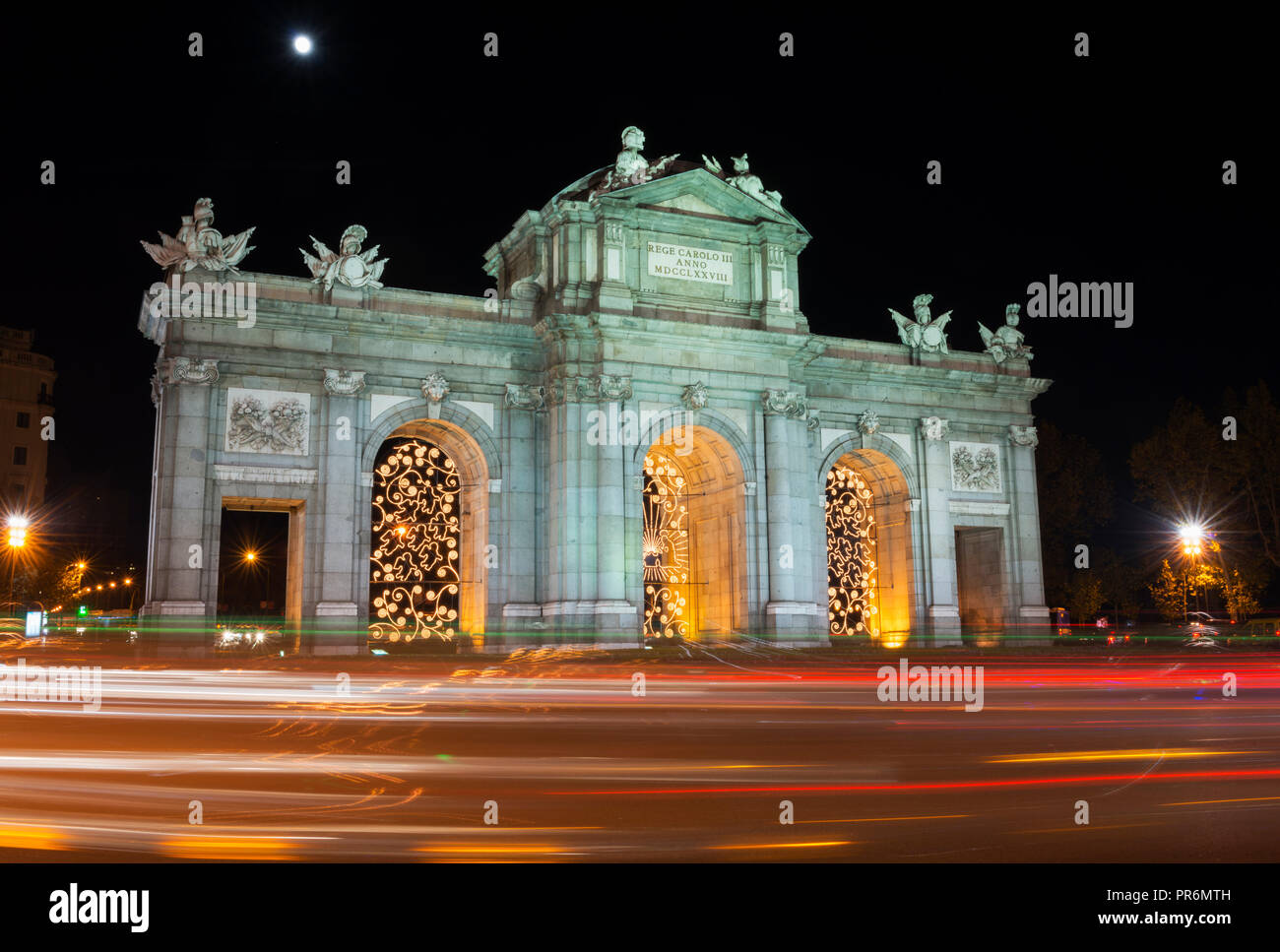 Vista notturna della Puerta de Alcalá a Madrid, decorato per il Natale. Foto Stock