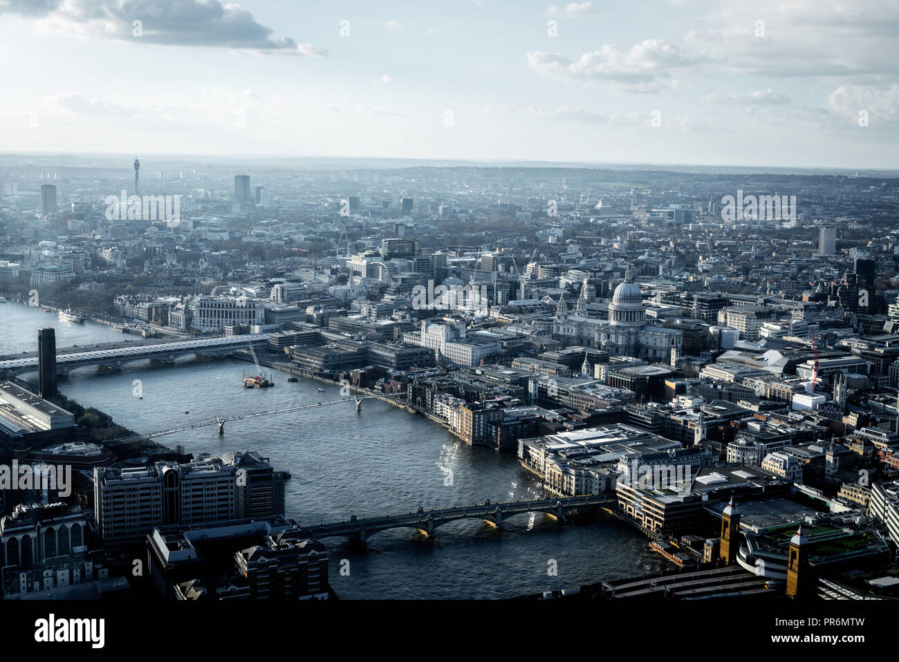 Vista in elevazione della città di Londra su una molla nuvoloso nel pomeriggio. Foto Stock