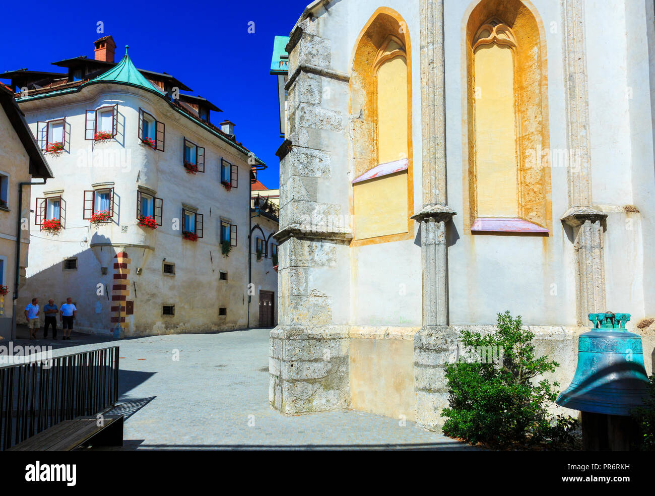 La costruzione e la chiesa parrocchiale di San Giacomo. Foto Stock