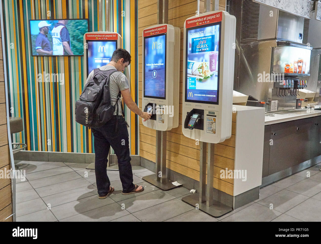 MONTREAL, Canada - 8 Settembre 2018: una persona in Mcdonald alla macchina automatica di effettuare un ordine. McDonalds è un americano di fast food company fondata b Foto Stock