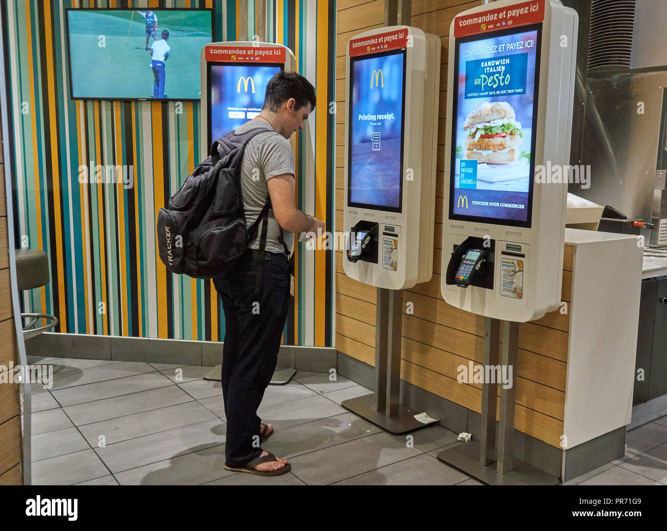 MONTREAL, Canada - 8 Settembre 2018: una persona in Mcdonald alla macchina automatica di effettuare un ordine. McDonalds è un americano di fast food company fondata b Foto Stock