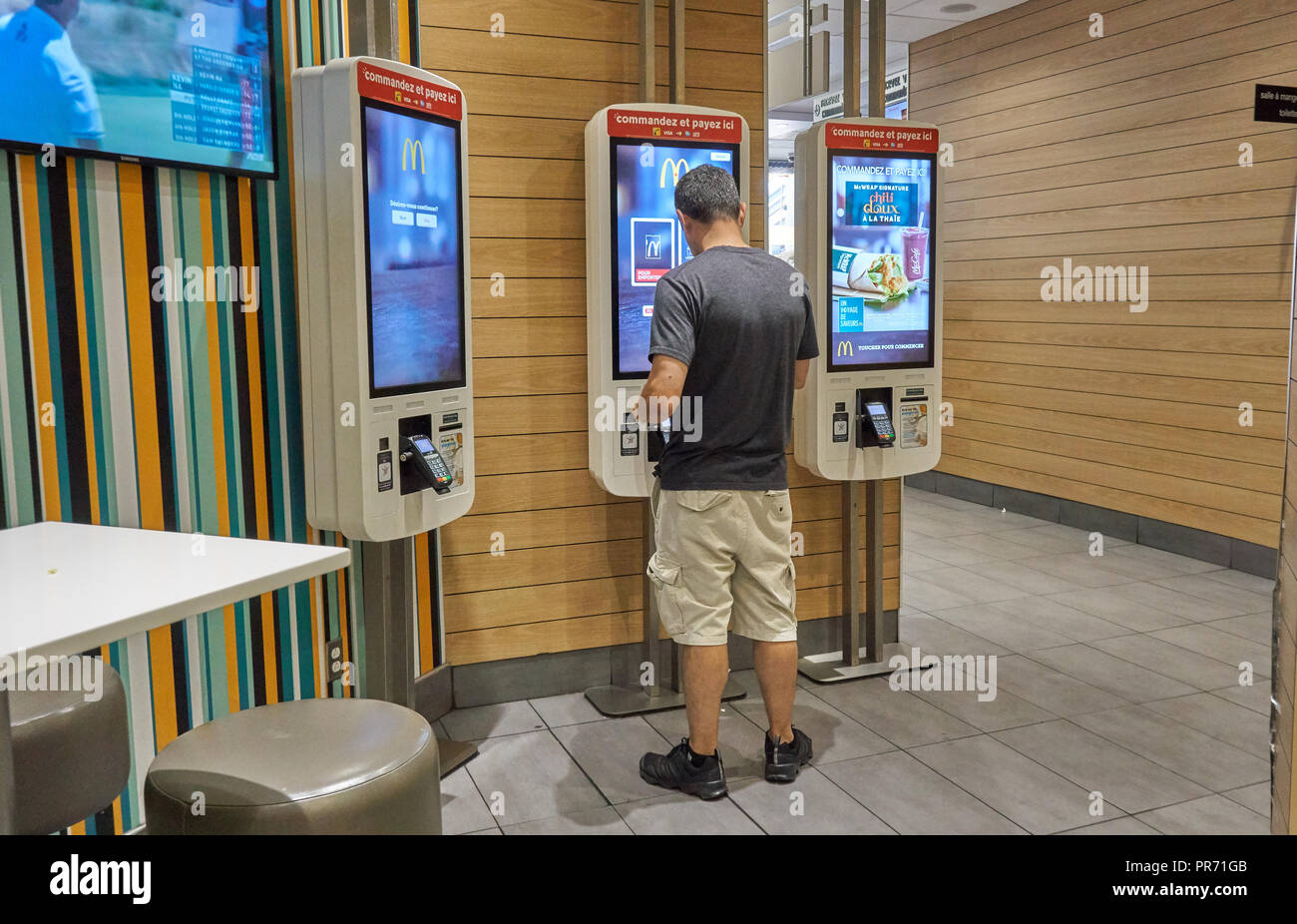 MONTREAL, Canada - 8 Settembre 2018: una persona in Mcdonald alla macchina automatica di effettuare un ordine. McDonalds è un americano di fast food company fondata b Foto Stock