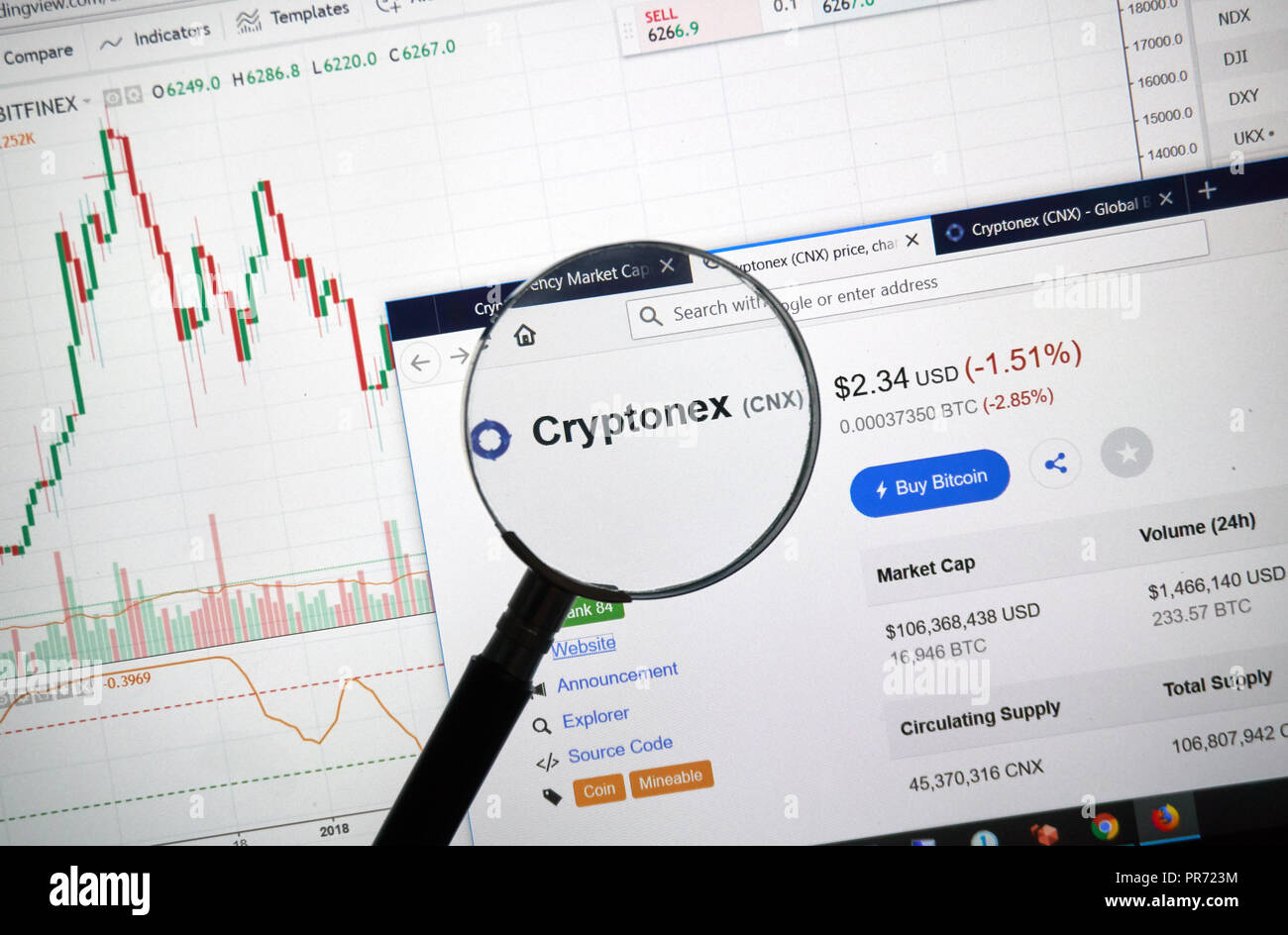 MONTREAL, Canada - 8 Settembre 2018: Cryptonex altcoin sito sotto la lente di ingrandimento. Blockchain è un crescente elenco di record che sono collegati usando cr Foto Stock