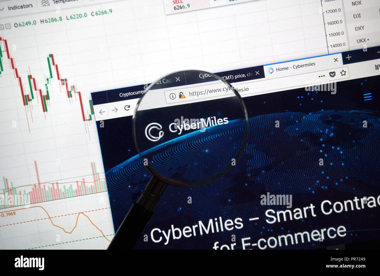 MONTREAL, Canada - 8 Settembre 2018: CyberMiles altcoin sito sotto la lente di ingrandimento. Blockchain è un crescente elenco di record che sono collegati tramite c Foto Stock