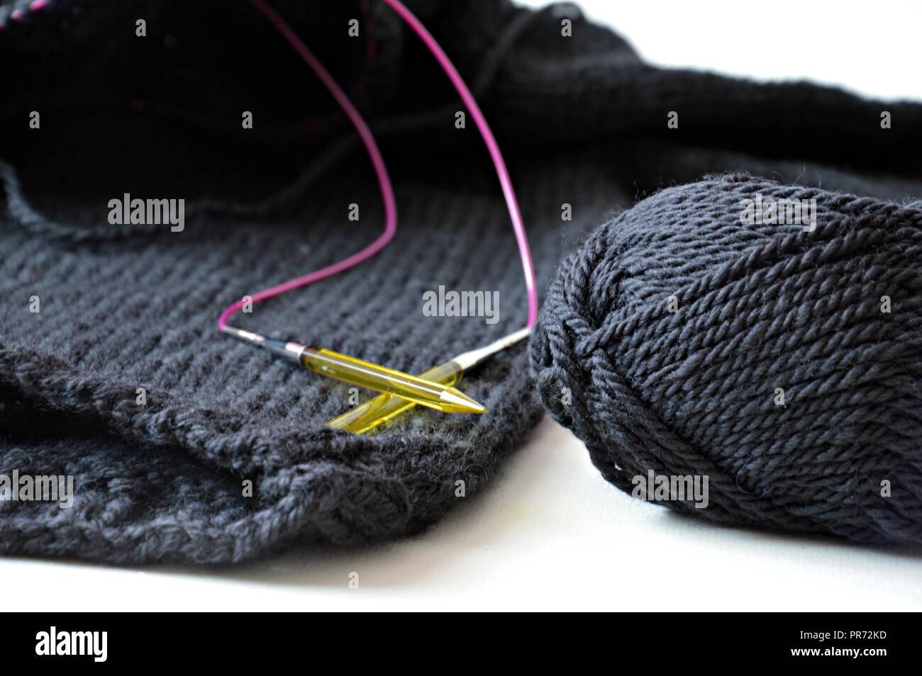 Inverno hobby, un nero pullover fatti a mano lavori in corso, quasi famoso Foto Stock