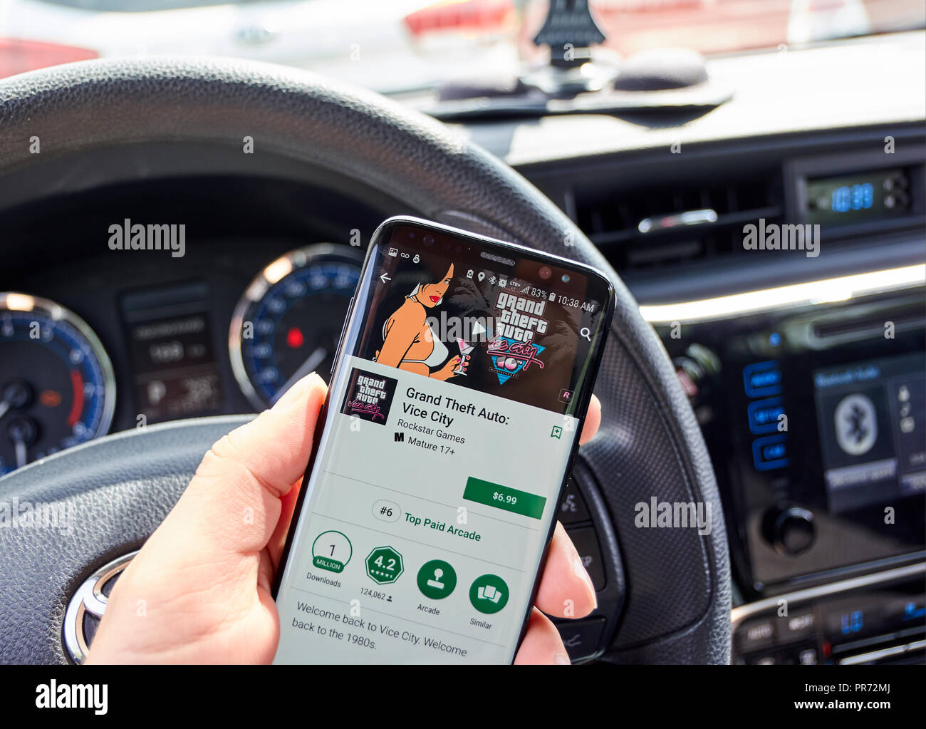 MONTREAL, Canada - 8 agosto 2018: Grand Theft Auto - Vice City android mobile video gioco su Samsung s8 schermo in un mans mano in un'auto. Foto Stock