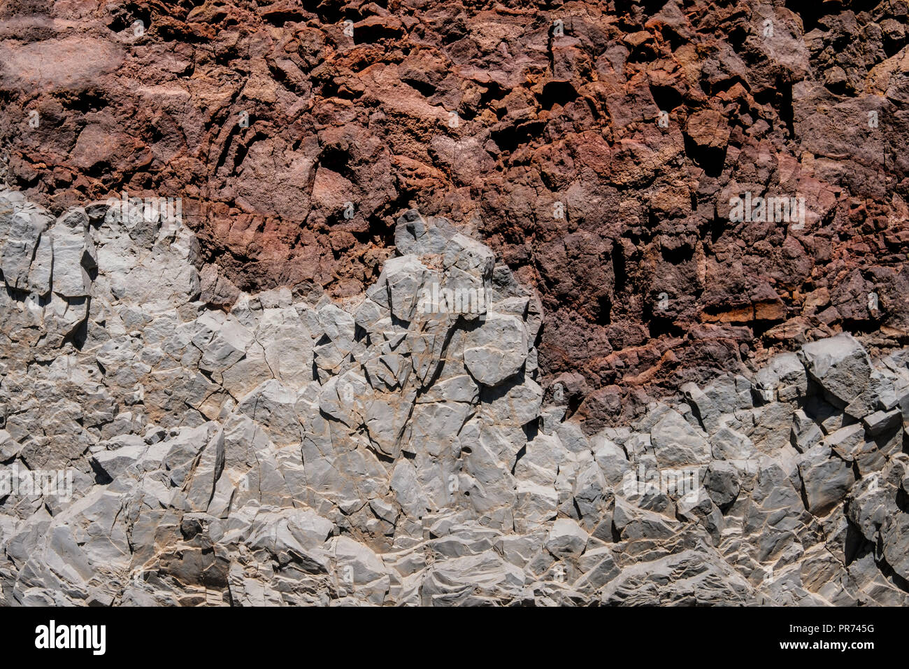 Gli strati di roccia a strati di colore rosso e grigio Sfondo rock Foto Stock