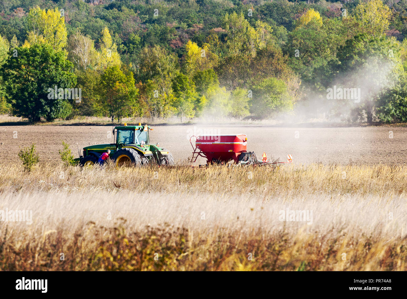 Il trattore arare il terreno nel campo autunnale, Central Bohemia Repubblica Ceca - tipica campagna lavori in autunno Foto Stock