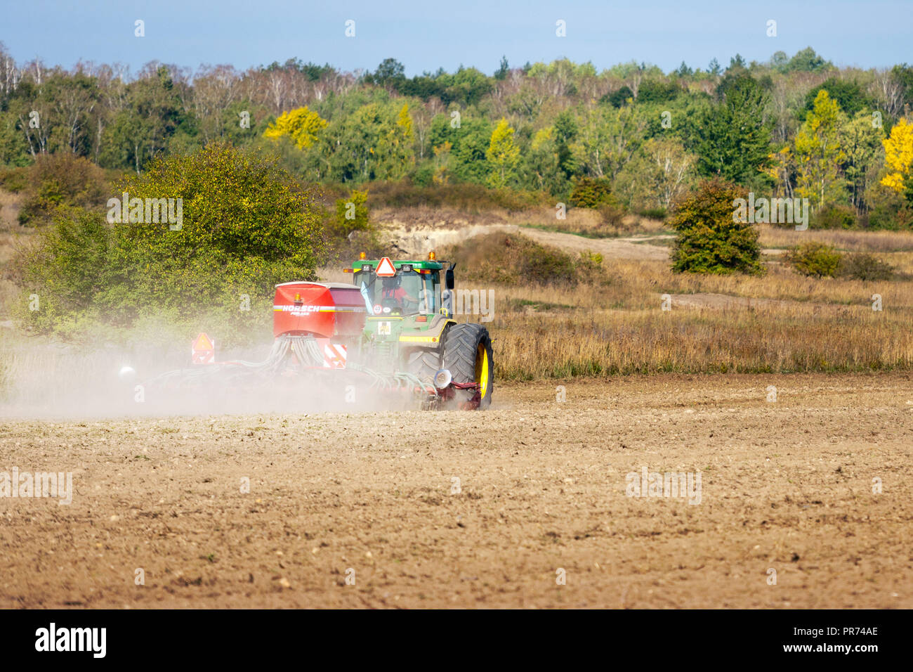 Il trattore arare il terreno nel campo autunnale, Central Bohemia Repubblica Ceca - tipica campagna lavori in autunno Foto Stock