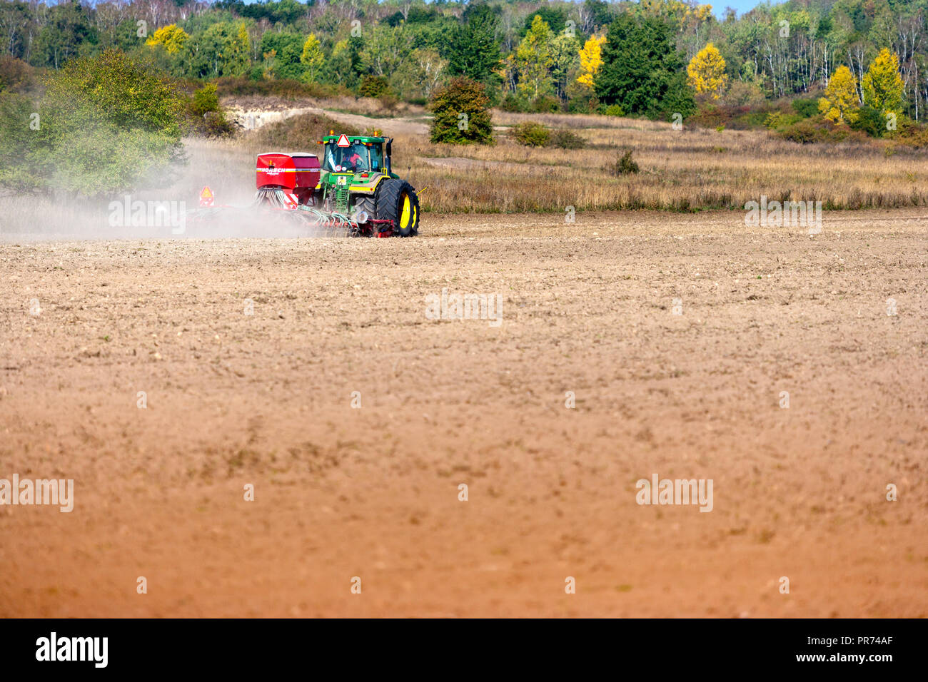 Il trattore arare il terreno nel campo autunnale, Central Bohemia Repubblica Ceca - tipica campagna lavori in autunno Foto Stock