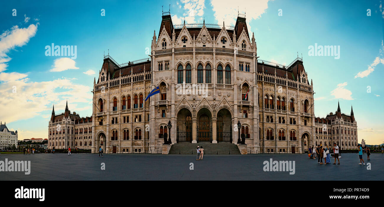 Budapest. Gazzetta entrata principale del parlamento ungherese edificio, costruito in stile neo-gotico, in piazza Kossuth Foto Stock