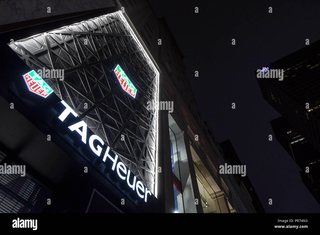 Il logo di un Tag Heuer store in New York City di notte. Foto Stock