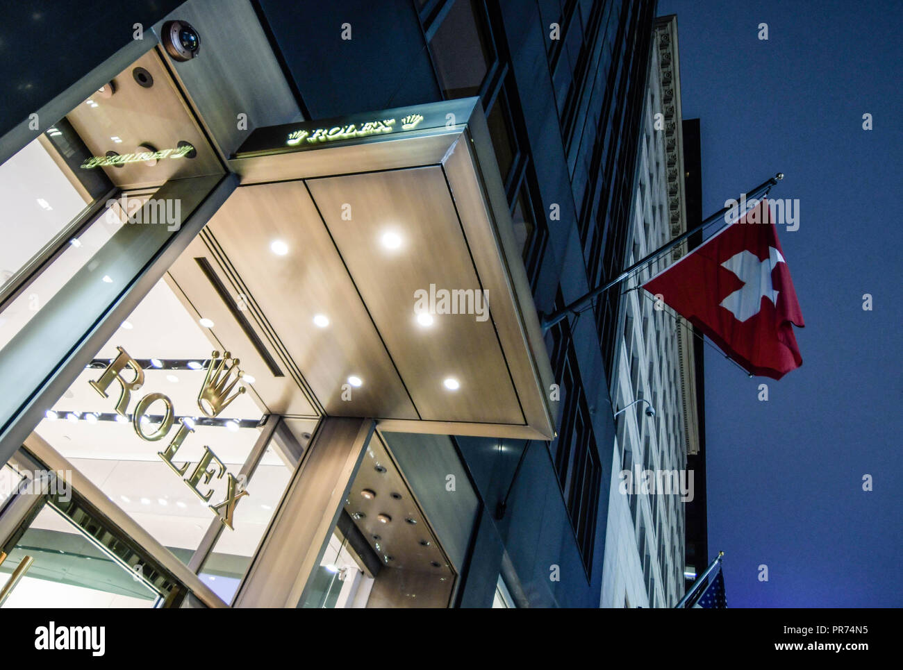 La parte anteriore di un Rolex store in New York City, Stati Uniti d'America, di notte Foto Stock