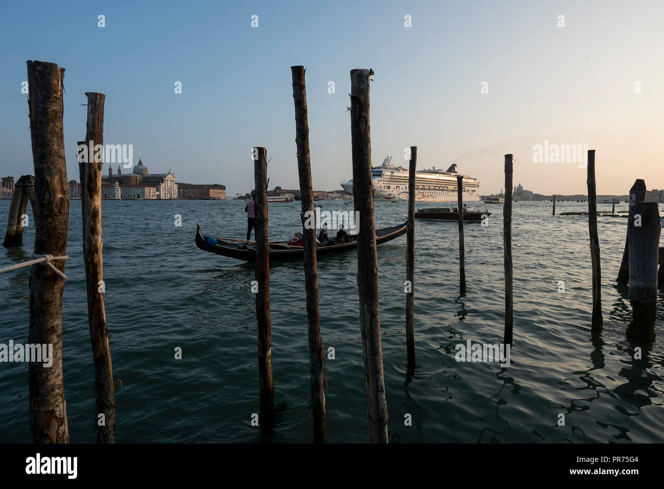 Grande nave da crociera a vela passato fuori Venezia, Italia Foto Stock