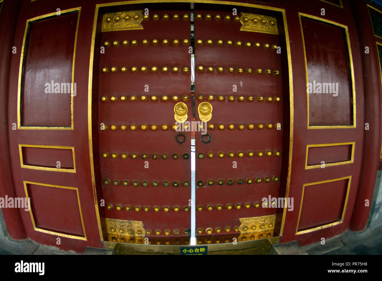 Cinese tradizionale porta in una pagoda, il Parco Beihai, Pechino, Cina Foto Stock