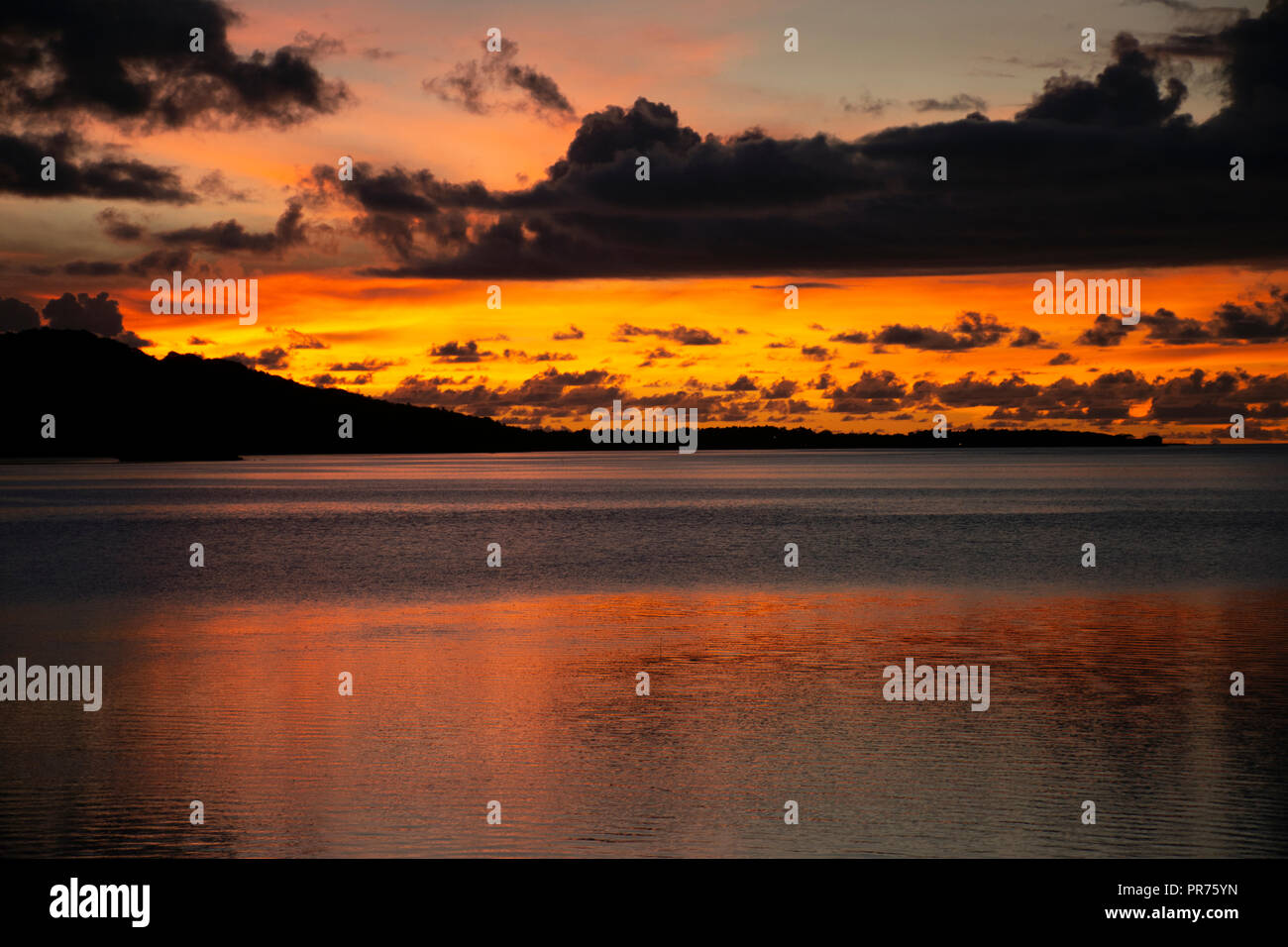 Golden sky con le nuvole al tramonto, U district, Pohnpei, Stati Federati di Micronesia Foto Stock