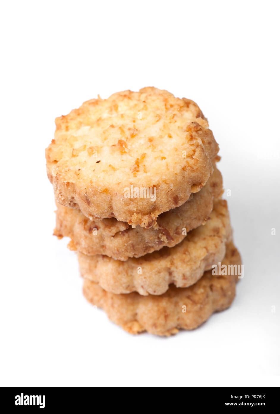 Gruppo di gustosi biscotti di cocco isolati su sfondo bianco Foto Stock